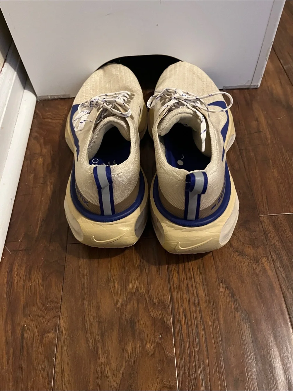 Nike Mens Running Invincible 3 Sneakers - Cream Upper with Blue Swoosh